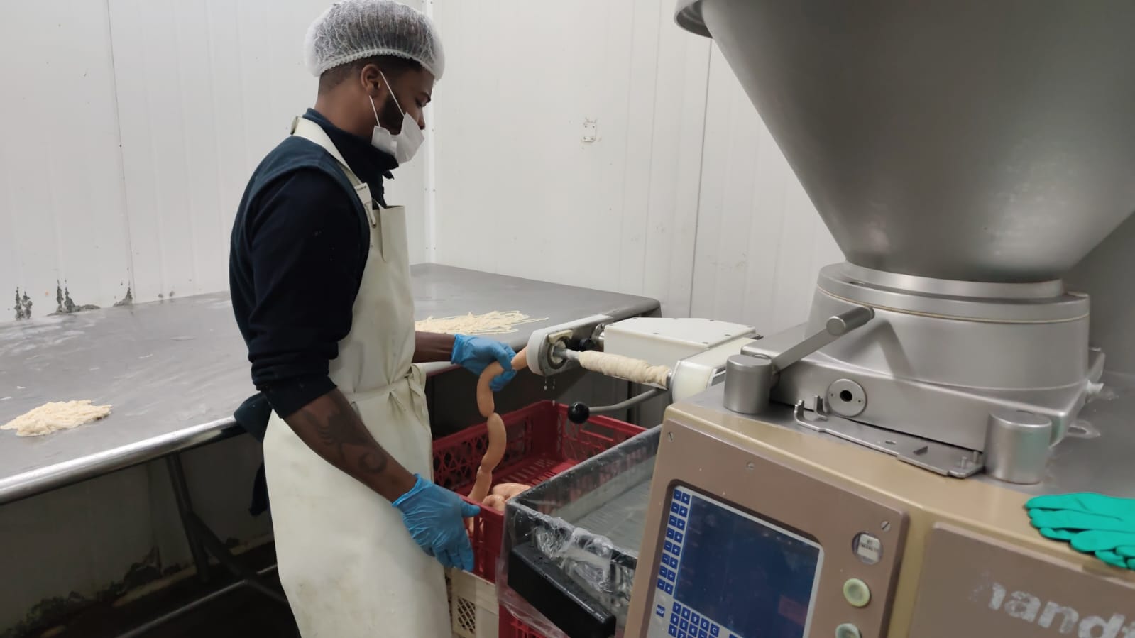 Embutido de longaniza en producción